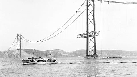 A união por ponte entre as duas margens do Tejo começou a construída a 5 de novembro de 1962. O projeto ficou a cargo da empresa Golden Gate.  