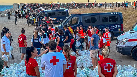 Cruz Vermelha distribui alimentos aos migrantes em Ceuta.