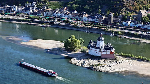 Navio passa junto ao castelo de Pfalzgrafenstein, no rio Reno, junto à cidade alema de Kaub. Descida das águas tem ameaça o tráfego fluvial.
