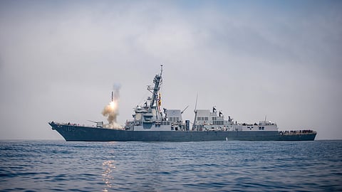 Míssil Tomahawk lançado do contratorpedeiro USS Dewey.