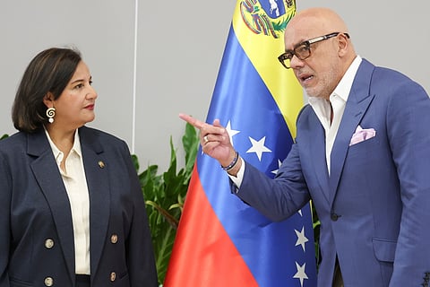 Dinorah Figuera lidera o grupo da oposição e Jorge Rodríguez, presidente da Assembleia Nacional e irmão da presidente interina Delcy Rodríguez, o do regime.