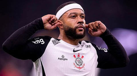 A permanência de Memphis acontece após forte pressão dos adeptos. 