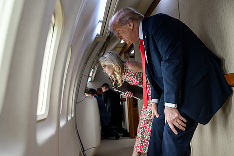 Natalie Harp e Donald Trump espreitam pela janela do Air Force One a caminho de Nova Iorque.