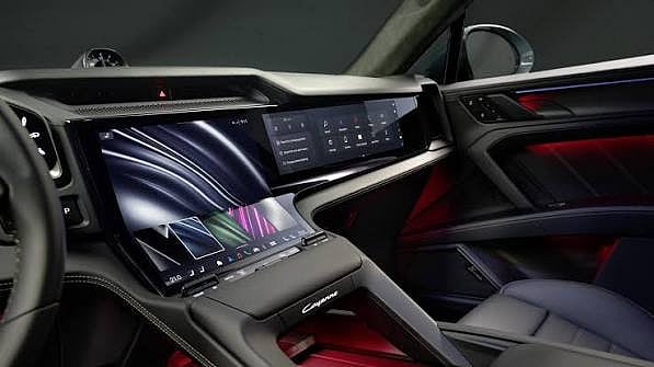 O 'tablier' digital do Porsche Cayenne elétrico oferece ao passageiro uma panóplia de entretenimento que este, na maioria dos casos, não usa, preferindo a privacidade do seu telemóvel. Ao centro, o condutor pode regular à navegação, 'media' e climatização do veículo.