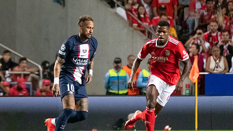 Neymar em ação frente ao Benfica, para a Liga dos Campeões em 2022/23, com a camisola do Paris SG. O brasileiro, o jogador mais caro de sempre, atua hoje pelo clube que o formou, o Santos.