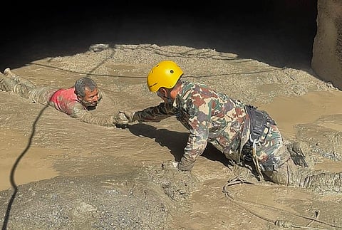 Imagem cedida pelo exército do Nepal que mostra o resgate de pessoas presas num tunel cheio de lama