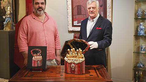 O historiador Hugo Miguel Crespo e o antiquário e colecionador Mário Roque (junto ao faqueiro) 