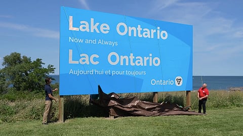 “Lago Ontário” num cartaz gigante para responder a decreto de Trump