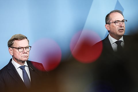 Os ministros Wadephul (esq.) e Dobrindt durante a conferência de imprensa em que anunciaram os resultados da investigação e a resposta de Berlim.