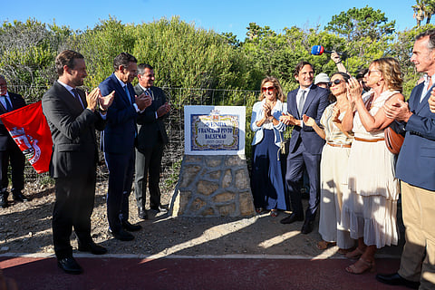 A inauguração da Avenida Pinto Balsemão em Cascais na presença do primeiro-ministro, Luís Montenegro (à esq.), junto ao presidente da Câmara de Cascais, Nuno Piteira Lopes, e à direita o filho do homenageado, Francisco Pedro Balsemão.