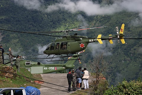 Um helicóptero militar nepalês transporta uma equipa de resgate sul-coreana.