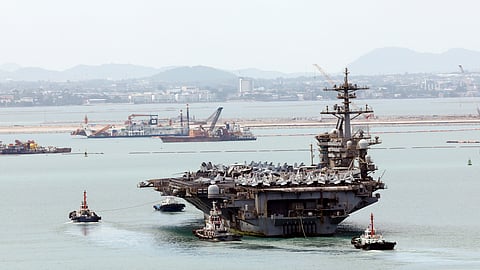 O 'USS Abraham Lincoln' com a praia de Pattaya, na Tailândia, ao fundo.
