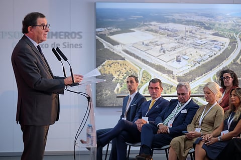 Foi durante a entrega do Título Digital de Exploração a duas novas fábricas do Projeto Alba, da Repsol, em Sines, que o ministro Castro Almeida foi interpelado pelo presidente da câmara local, Álvaro Beijinha.