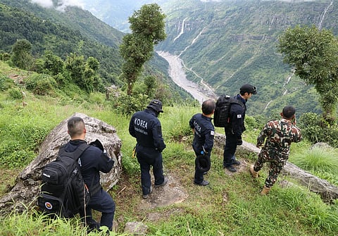 Equipas da Coreia do Sul procuram por desaparecidos no Nepal.