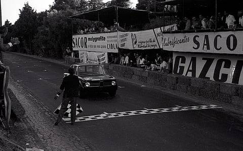 O BMW Alpina, conduzido por José Lampreia, vê a bandeira de xadrez e celebra a vitória no circuito de Montes Claros. O carro do fabricante alemão revelou-se o mais forte de toda a temporada, apesar da concorrência dos Morris Cooper, Ford Escort e Austin Cooper.