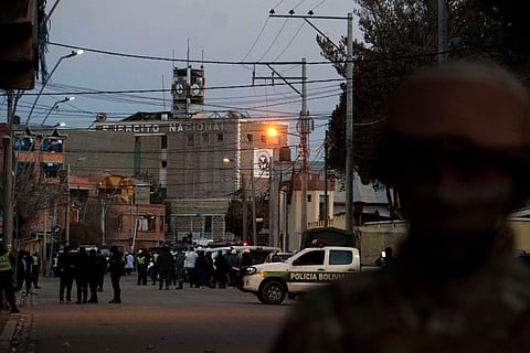 Polícia boliviana no local da explosão.