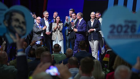 Ulrich Siegmund, à esquerda, junto da esposa, Julia Siegmund, com os copresidentes da AfD Tino Chrupalla (de fato azul) e Alice Weidel, e restantes elementos do grupo parlamentar do partido no momento do anúncio da vitória.