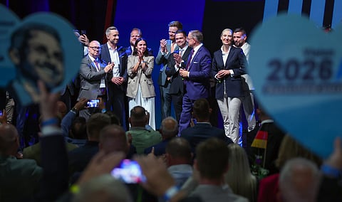 Ulrich Siegmund, à esquerda, junto da esposa, Julia Siegmund, com os copresidentes da AfD Tino Chrupalla (de fato azul) e Alice Weidel, e restantes elementos do grupo parlamentar do partido no momento do anúncio da vitória.
