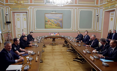 Volodymyr Zelensky reuniu-se com os enviados especiais dos EUA para a paz, Steve Witkoff e Jared Kushner, no Palácio Mariinsky, em Kiev.