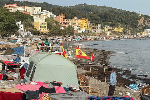 O cenário em Ceuta, com acampamentos de migrantes nas praias mais de um mês depois da crise.