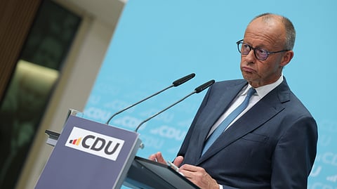 Friedrich Merz apareceu abatido junto dos jornalistas, em Berlim.