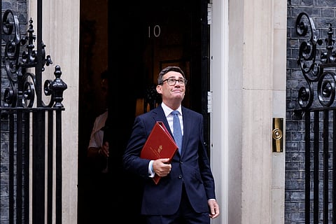 Andy Burnham a sair do número 10 de Downing Street. Esta é uma das primeiras decisões de política externa desde que se tornou primeiro-ministro, em julho.