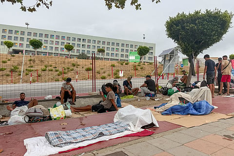 Migrantes nas ruas da cidade autónoma de Ceuta.
