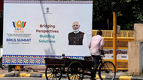 Cartaz com imagem de Modi a anunciar a cimeira, em Nova Deli.