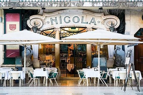 Três feridos em incêndio no Café Nicola, no Rossio, na baixa lisboeta. Dezenas de bombeiros combatem as chamas