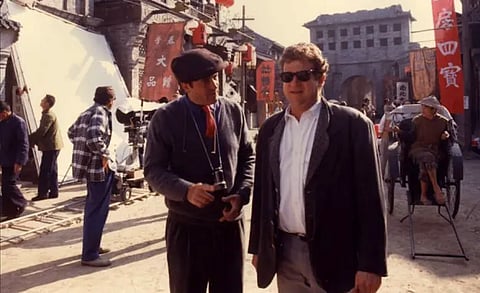 Bernardo Bertolucci (esq.) e Jeremy Thomas nos bastidores de 'O Último Imperador' (1987)
