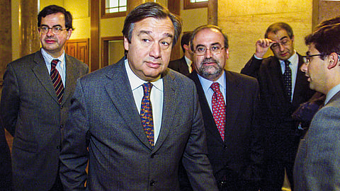 O antigo primeiro-ministro António Guterres escolheu, no seu segundo Governo, para a pasta  da Agricultura Luís Capoulas Santos, que aparece na imagem  em segundo plano.