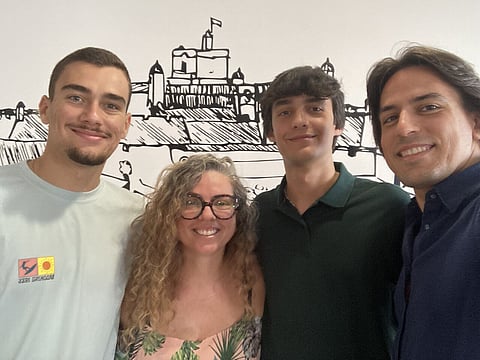 Lívia reside em Elvas com a família e é assistente social, cursando atualmente o doutoro em Economia Circular.