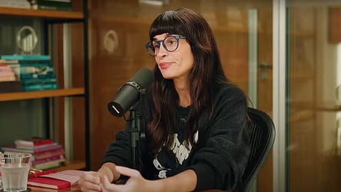 O podcast "É Noia Minha?" é apresentado pela jornalista e podcaster Camila Fremder.