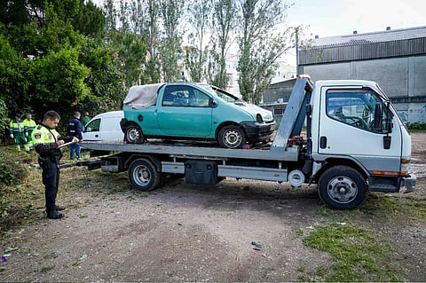A retirada dos veículos que ficam na via pública é feita sob o controle da polícia municipal.