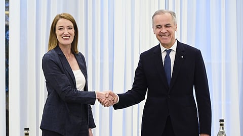 Roberta Metsola com Mark Carney na Arménia, em maio. 