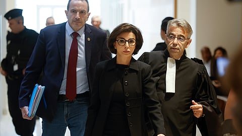Mais do que uma vez, ao ser confrontada por jornalistas sobre os pagamentos de empresas, Dati respondeu de forma agressiva. "Patética", disse à jornalista Elise Lucet; em direto na TV, contra-atacou Patrick Cohen: "Você assediou os seus colegas de trabalho?", valendo-se de uma notícia que descrevia a "gestão agressiva" do entrevistador. 