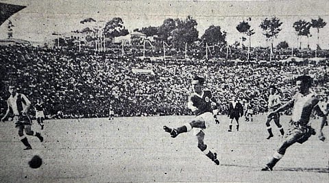Remate de Arsénio para um dos seus quatro golos na histórica partida que inaugurou o Estádio das Antas.