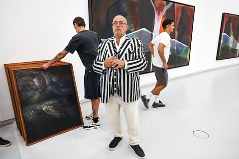 Pedro Cabrita Reis, com as telas de 'Apostolado' no chão, uma última adição à exposição 'com o coração livre de cuidados'. 