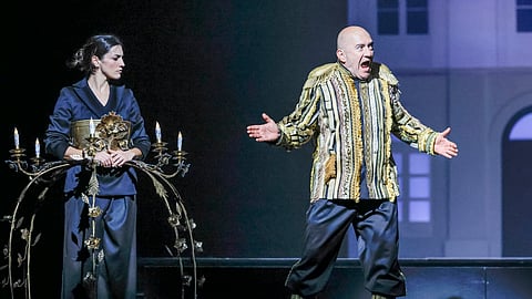 Macbeth e Lady Macbeth, José Raposo e Bárbara Branco em palco.