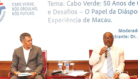 Álvaro Rodrigues (à direita) interveio na palestra temática '50 Anos da Independência' de Cabo Verde, partilhando o papel e as experiências da diáspora no desenvolvimento deste arquipélago africano. Esta palestra foi organizada conjuntamente pela Embaixada de Cabo Verde na China e pelo Secretariado Permanente do Fórum de Macau, em julho de 2025, em Macau.