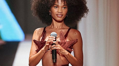 A artista brasileira Agnes Nunes. 