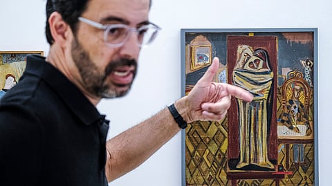 Nuno Faria, diretor do Museu  Arpad Szenes - Vieira da Silva junto de 'Dans l'atelier, Rio', óleo sobre tela pintado por Arpad Szenes no Brasil, em 1945.