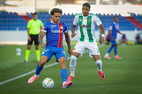 Figueiredo (E), jogador do Alverca, disputa a bola com Bezerra (D), jogador do Rio Ave