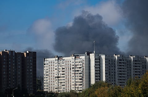 Fumo sobe atrás de um edifício de vários andares após um ataque de drone ucraniano em Dzerzhinsky, na região de Moscovo.
