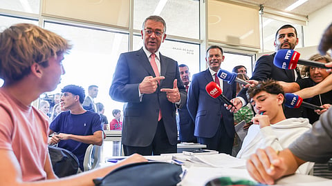 O Presidente da República, António José Seguro, com o primeiro-ministro, Luís Moentenegro, numa visita à Escola Secundária de Cascais.