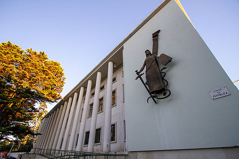 A ação de processo comum, no Juízo Central Cível de Leiria, pedia a condenação dos réus a pagarem, solidariamente, à mãe do aluno, a título de danos patrimoniais, cerca de 233 mil euros.