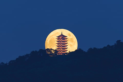 Na cultura chinesa, a lua cheia do Festival do Meio Outono simboliza a reunião familiar e evoca a saudade dos familiares que estão longe.