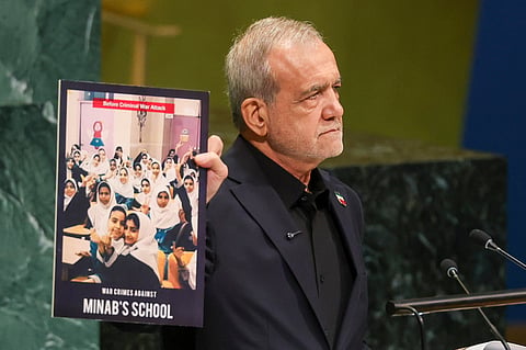 Pezeshkian mostrou fotografias de algumas das crianças mortas na escola de Minab, no primeiro dia de guerra.