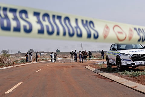 A polícia iniciou uma caça aos três suspeitos, que antes de fugirem incendiaram o carro de uma das vítimas.

