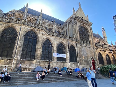 Paris já se está a preparar para a chegada de Leão XIV, o primeiro papa a visitar França desde 2008. 